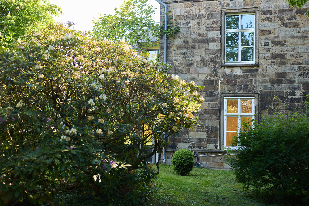 Der DLMC-Unternehmensstandort Garten und historisches Gebäude des DLMC-Unternehmensstandorts.