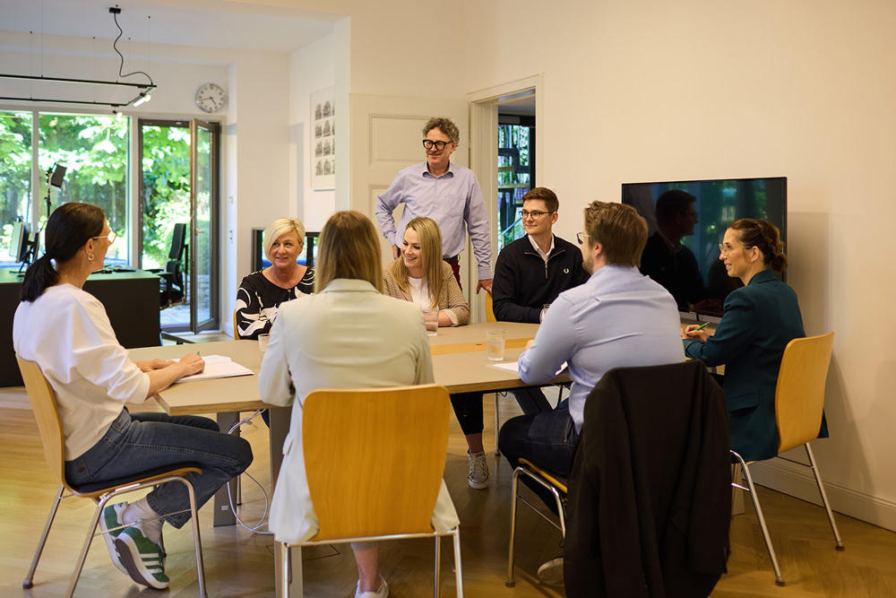 Besprechung im DLMC-Team DLMC-Team bei einer gemeinsamen Besprechung im Konferenzraum.