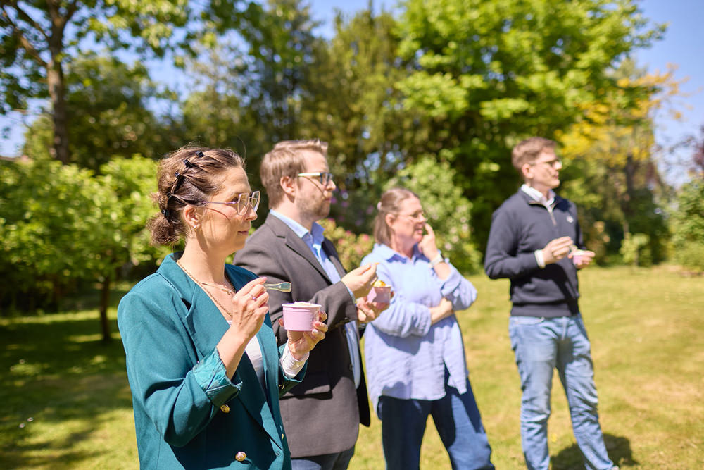 Gemeinsame Pause im Grünen Mitarbeitende der DLMC verbringen gemeinsam eine Pause im Garten des Unternehmens.
