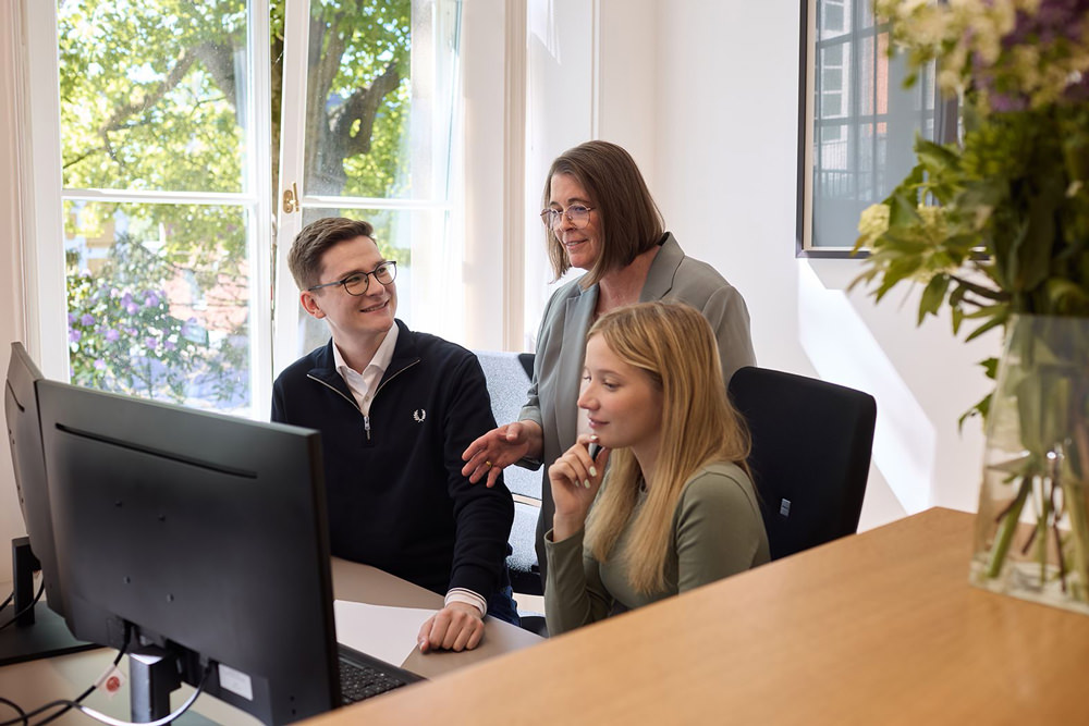Teamarbeit im Medizincontrolling DLMC-Team bei der gemeinsamen Arbeit im Bereich Medizincontrolling.