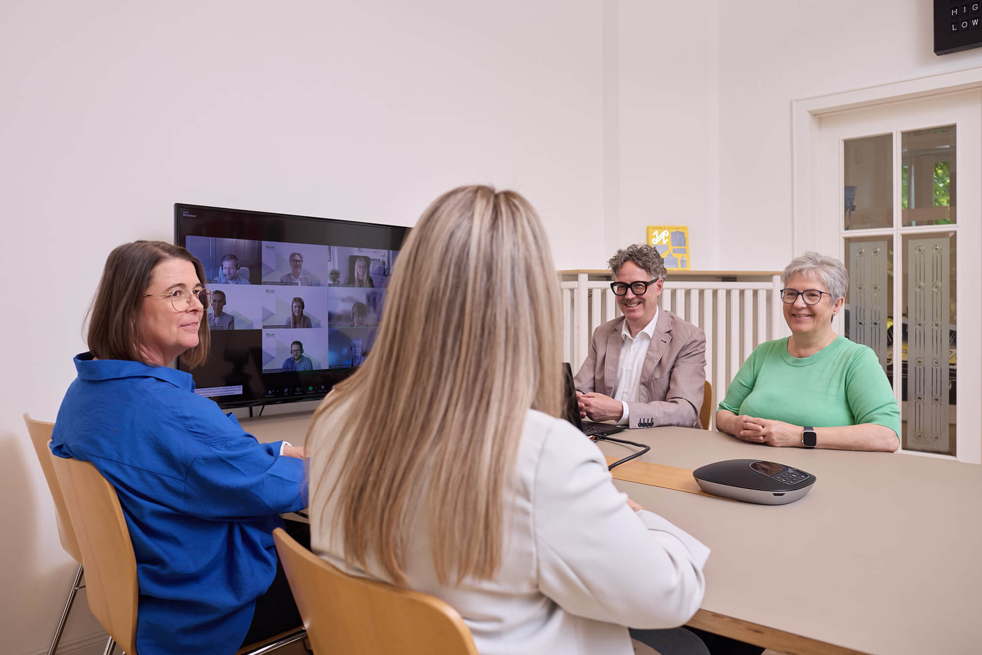 Mitarbeitende der DLMC bei einer Besprechung mit Videokonferenz