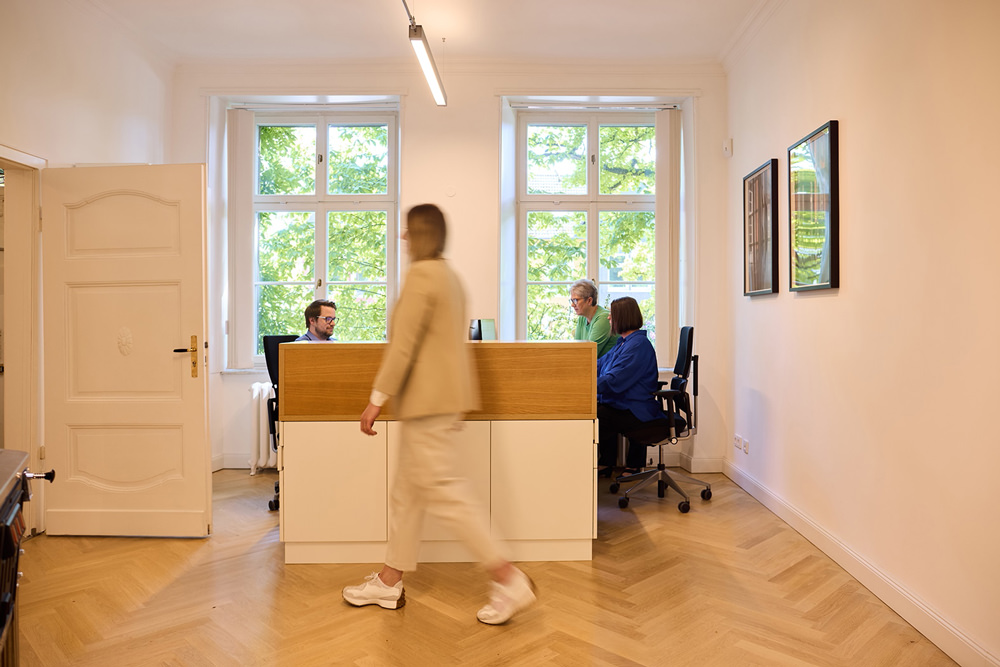 Einblicke in den DLMC-Standort Empfangsbereich und Arbeitsplätze am DLMC-Standort mit Mitarbeitenden im Arbeitsalltag.