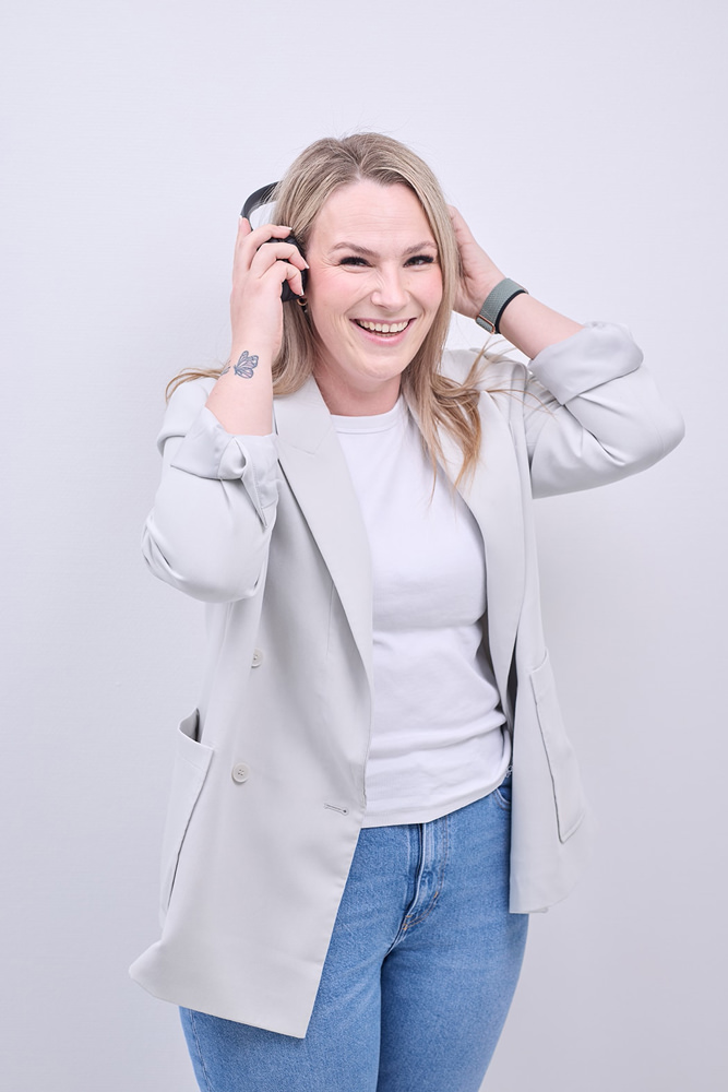 Myriam Neye Myriam Neye mit Kopfhörern als Teil der DLMC-Teamkampagne.
