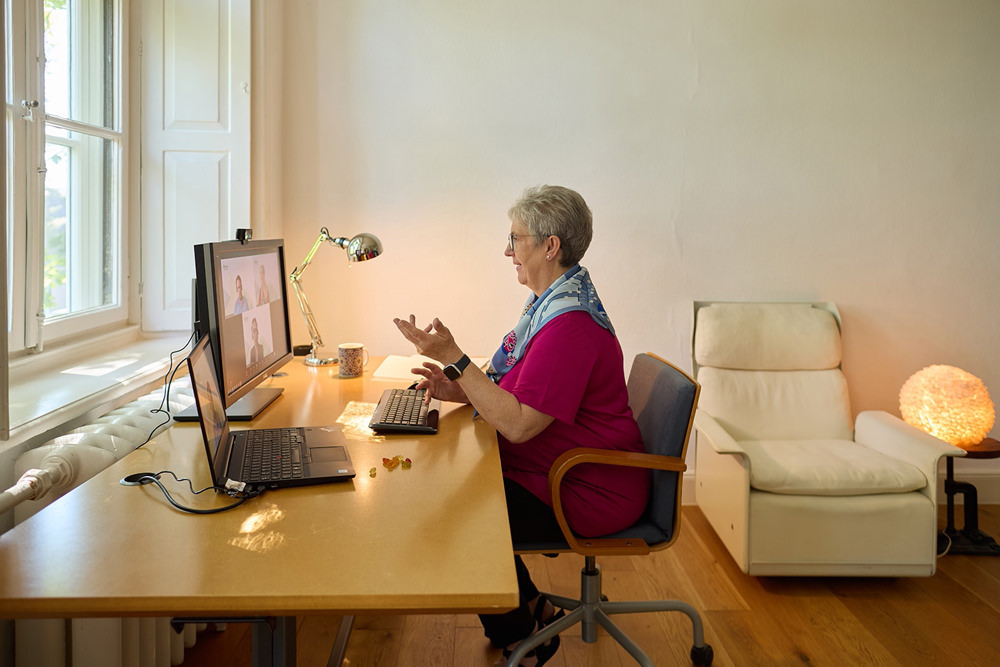 Digitale Beratung im Homeoffice Andrea Bleil nimmt von ihrem Homeoffice aus an einer digitalen Beratung per Videokonferenz teil.