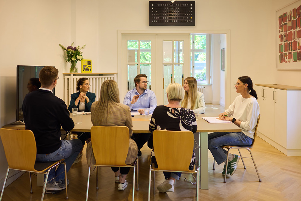 Teammeeting bei DLMC DLMC-Team bei einer gemeinsamen Besprechung im Konferenzraum.